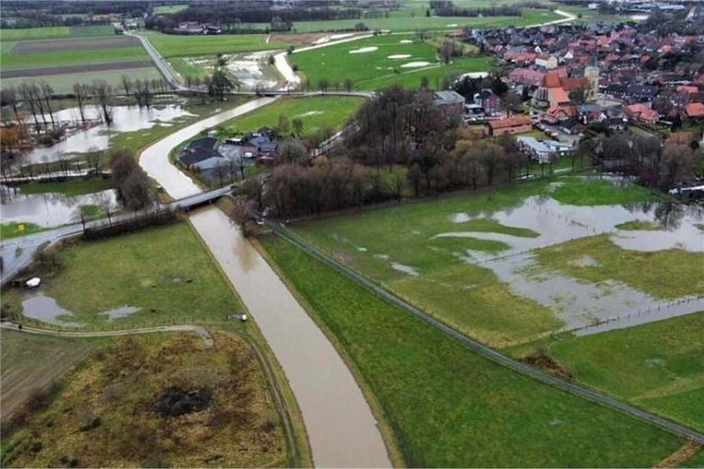 Pegelstand der Dinkel schwankt kräftig: Pumpwerke arbeiten am Limit Drohnenfoto Dinkel Heek