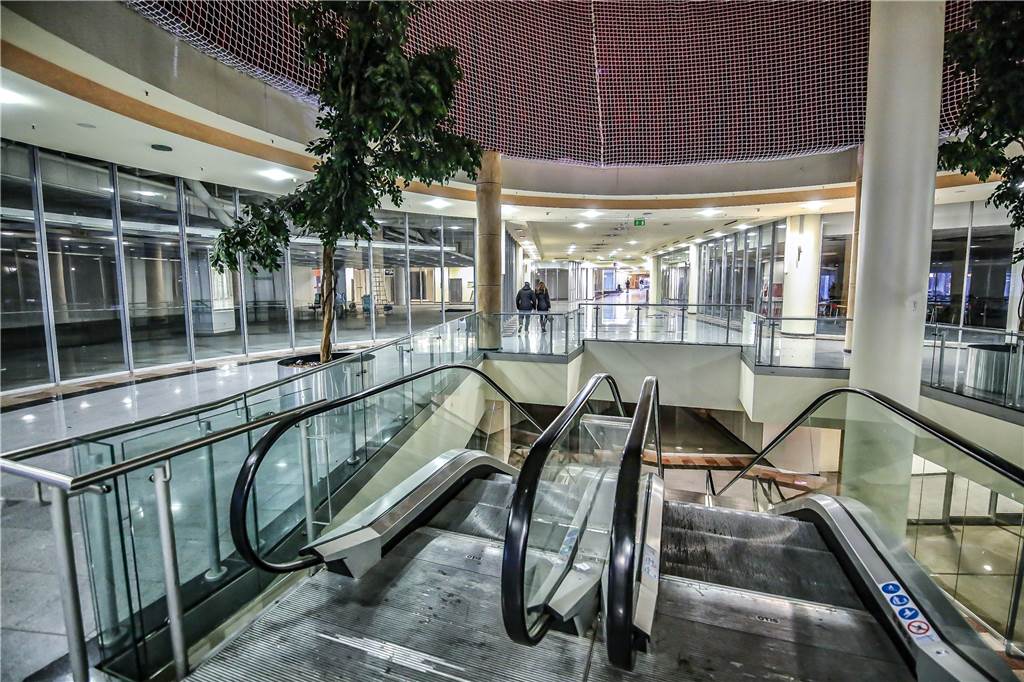Einkaufscenter ohne Geschäfte: Zukunft fürs Westfalenforum in der City unklar Die Böden sind poliert, aber in den Ladenlokalen links und rechts herrscht gähnende Leere.