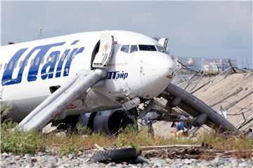 Die Boeing 737-800 der Fluggesellschaft UTair liegt nach der Bruchlandung neben der Rollbahn. Ekaterina Lyzlova/RIA Nowosti Foto: Ekaterina Lyzlova