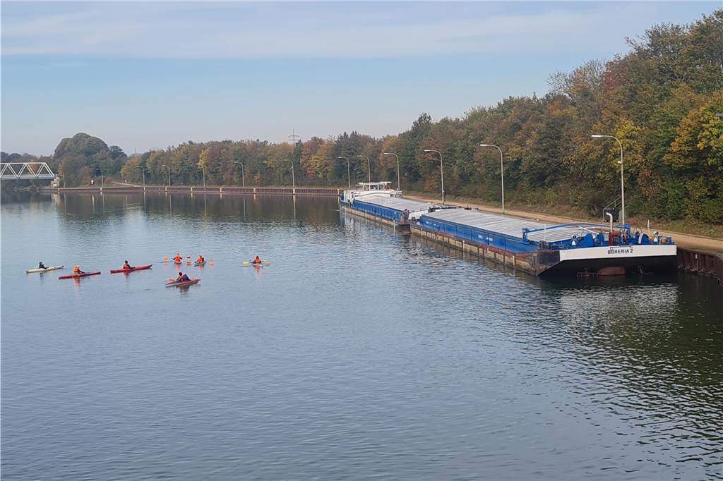 Aktivisten blockierten Flaesheimer Schleuse und legten Schiffsverkehr lahm Die Bohemia aus Tschechien, ein Koppelverband, musste notgedrungen in Flaesheim ankern.