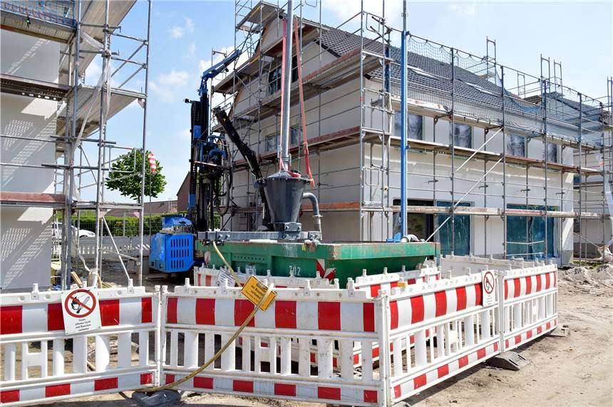 Bohrer knackt Fernwärmeleitung: 80 Wohneinheiten ohne Heizung und warmes Wasser Die Bohrstelle für Erdwärme, die in der Karl-Marsiske-Straße für Probleme sorgte