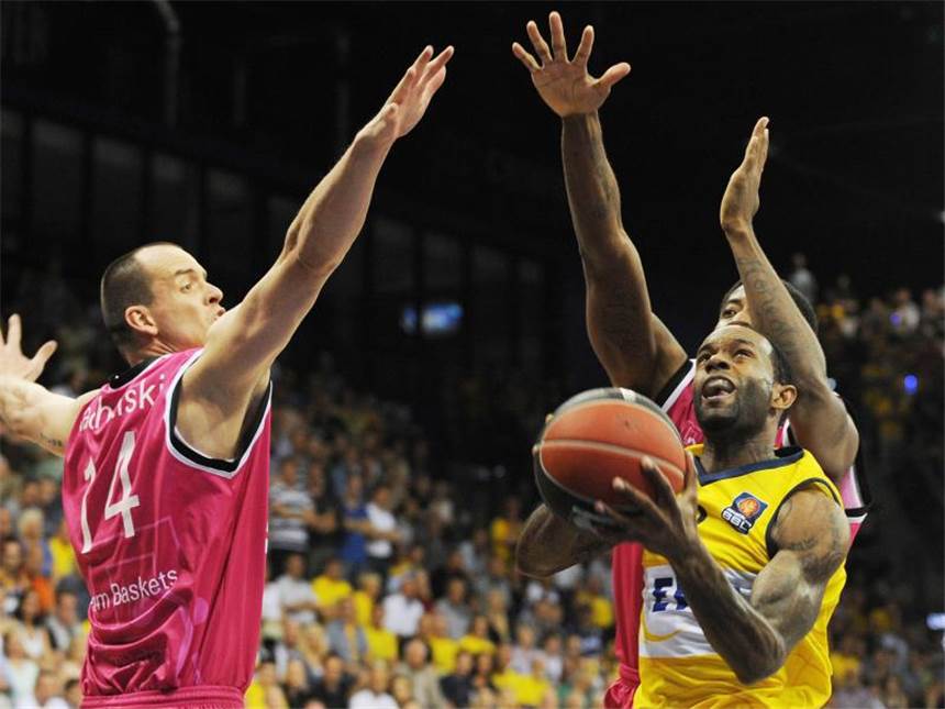 Oldenburger schalten Bonn aus Die Bonner Steve Wachalski (l) und Kurt Looby (r) können Julius Jenkins nicht stoppen. Foto: Carmen Jaspersen
