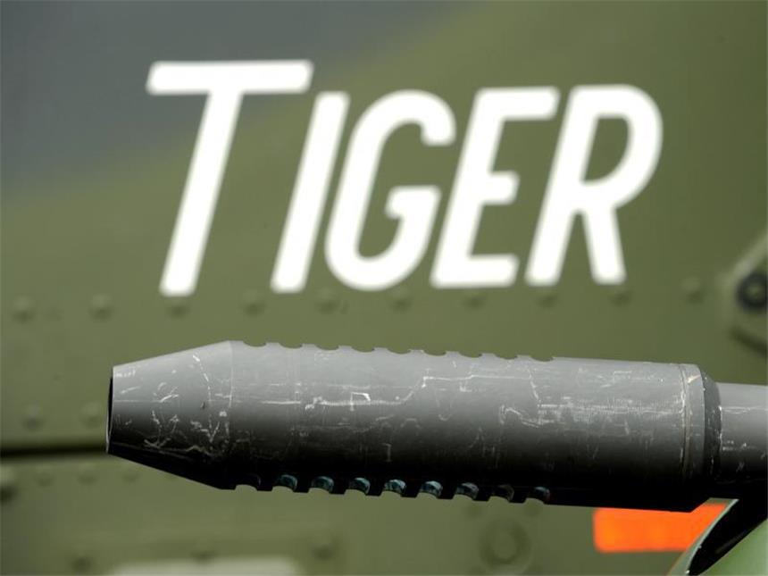 Ursachenforschung nach tödlichem Hubschrauberabsturz in Mali Die Bordkanone eines Kampfhubschraubers Tiger auf dem Flugfeld der Georg-Friedrich-Kaserne in Fritzlar. Foto: Uwe Zucchi