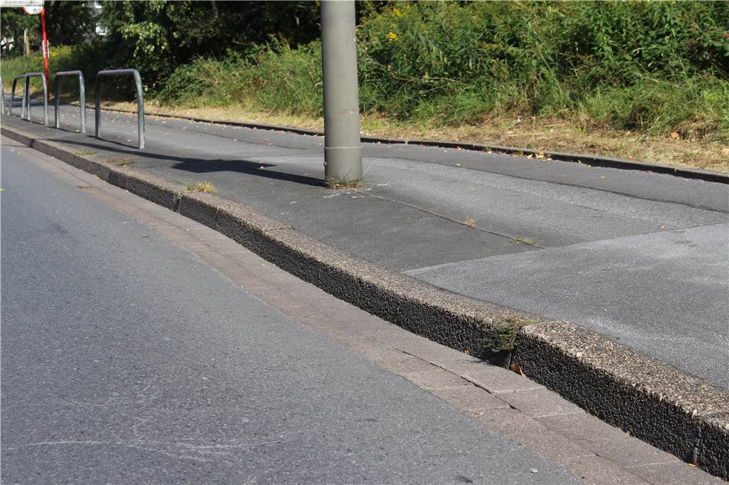 Teerdecke verformt sich: Tiefbauamt prüft eine Straße in Dortmund Die Bordsteine verlaufen nicht mehr gerade. Der Grund dafür ist noch unbekannt.