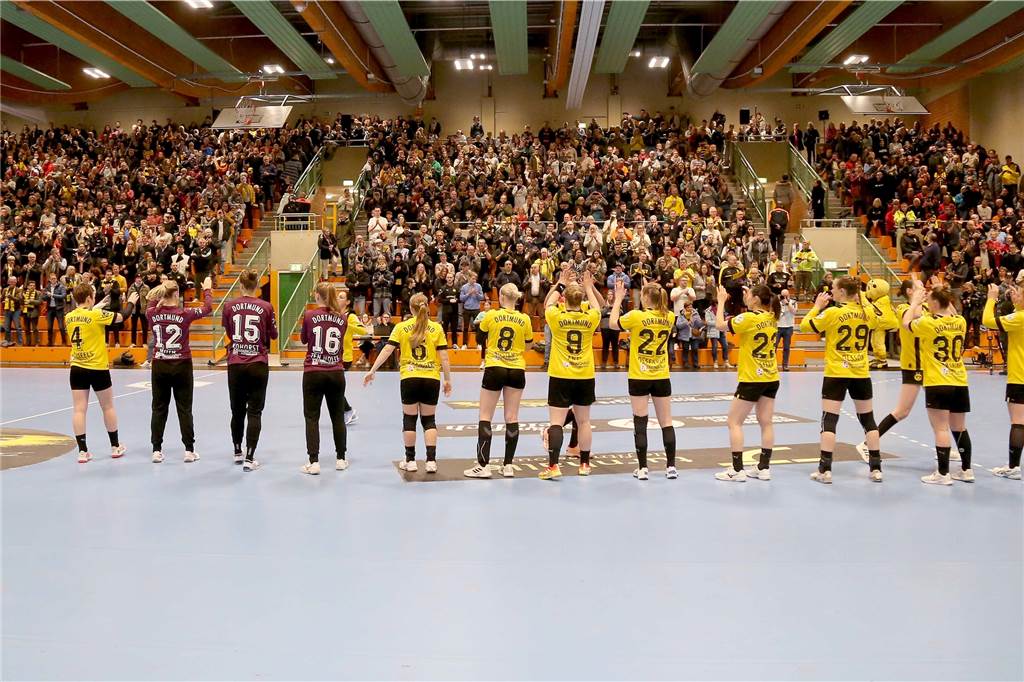 Mit großer Spielfreude ins neue Jahr: BVB-Frauen schlagen Bad Wildungen Die Borussinnen bedankten sich bei ihren zahlreich erschienenen Fans.