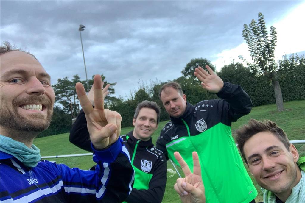 Bossendorfer drehen wieder Trainingsvideos - diesmal mit Special Guests Die Bossendorfer Jugendtrainer (v.l.) Marcel Hüser, Matthias Frintrop, Nils Bülhoff und Julian Müller betreuen seit einigen Jahren die Minikicker. Aktuell drehen sie wieder Videos für das Training zuhause.
