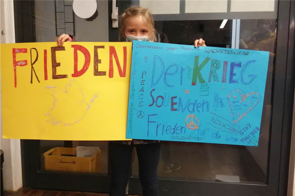 Ukraine-Krieg: Leuchtendes Friedenzeichen am Jugendhaus Zak Die Botschaft auf den Plakaten ist eindeutig. Die Heeker Kinder und Jugendlichen bezogen durch ihre Aktion klar Stellung.