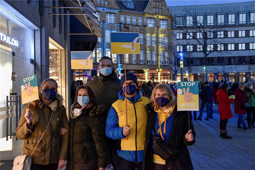 2022: Ein Jahr, das für die Lokalpolitik ganz anders wurde als gedacht Fünf Personen stehen auf einer Demonstration gegen den Krieg in der Ukraine mit Flaggen und Plakaten.