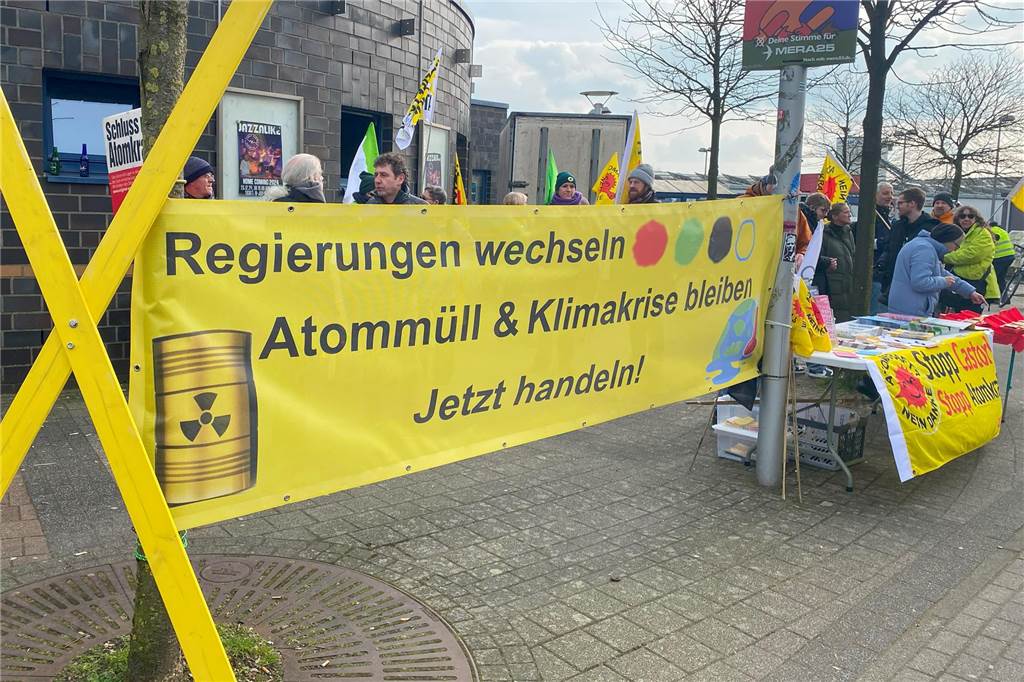 400 Demonstranten fordern den Stopp der Castor-Transporte ein Banner zeigt Kritik an der Landesregierung