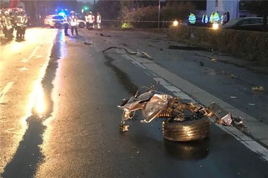 Dorstener (35) und Bottroper (37) starben bei dem schlimmen Unfall in Kirchhellen Die Bottroper Straße glich nach dem Unglück einem Trümmerfeld.