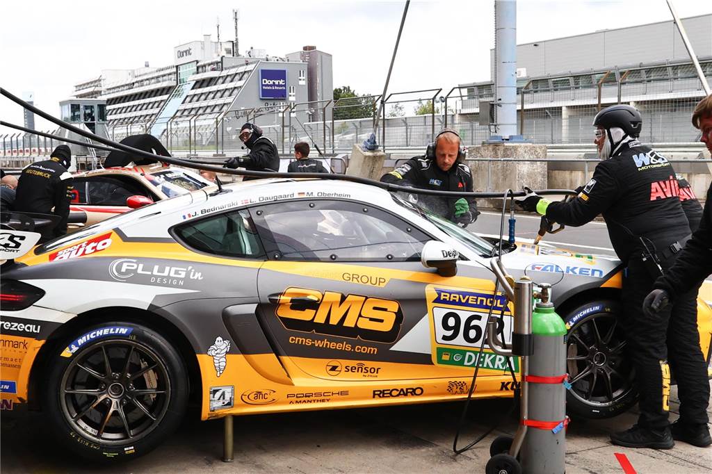 Moritz Oberheim ist zum ersten Mal ganz vorn: Nürburgring Langstreckenserie Moritz Oberheim in der Box