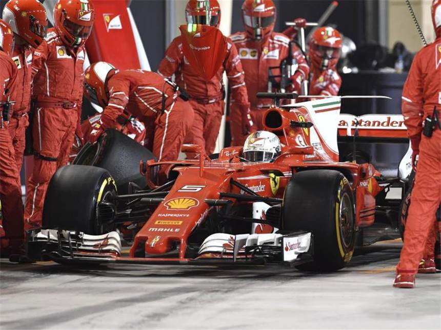 Vettel-Freude nach dem Bahrain-Feuerwerk Die Boxenstopps brachten Vettel auf die Siegerstraße. Foto: Andrej Isakovic