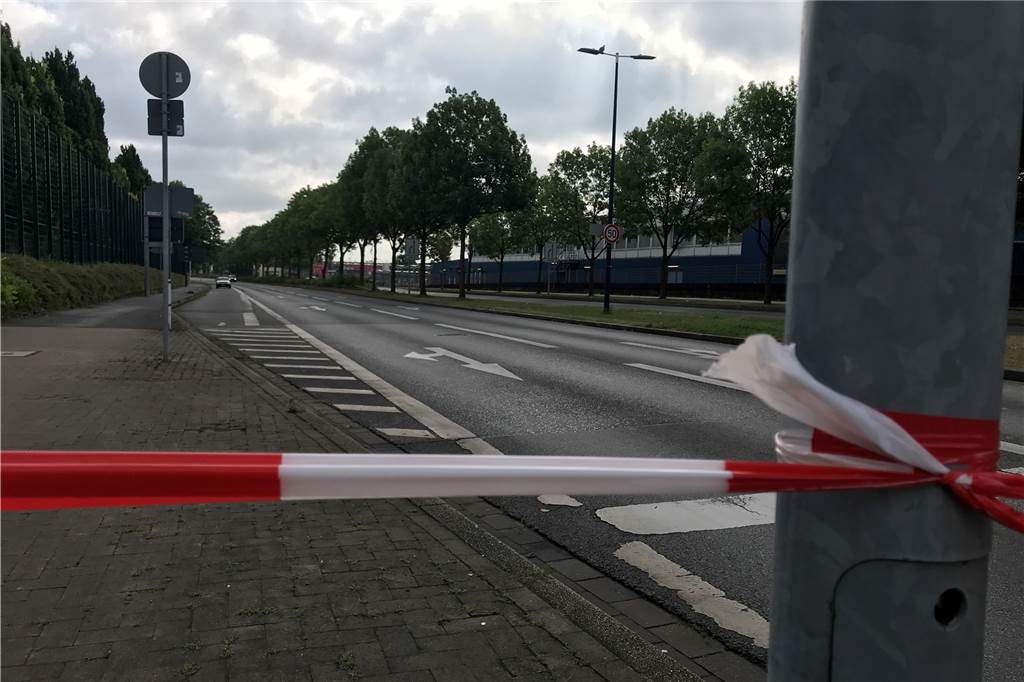 Bomben-Entschärfung erfolgreich – Brackeler Straße in Dortmund wieder frei Die Brackeler Straße ist ab der Einmündung Lünener Straße mit Flatterband abgesperrt, sodass auch keine Fußgänger in den Evakuierungsradius laufen.