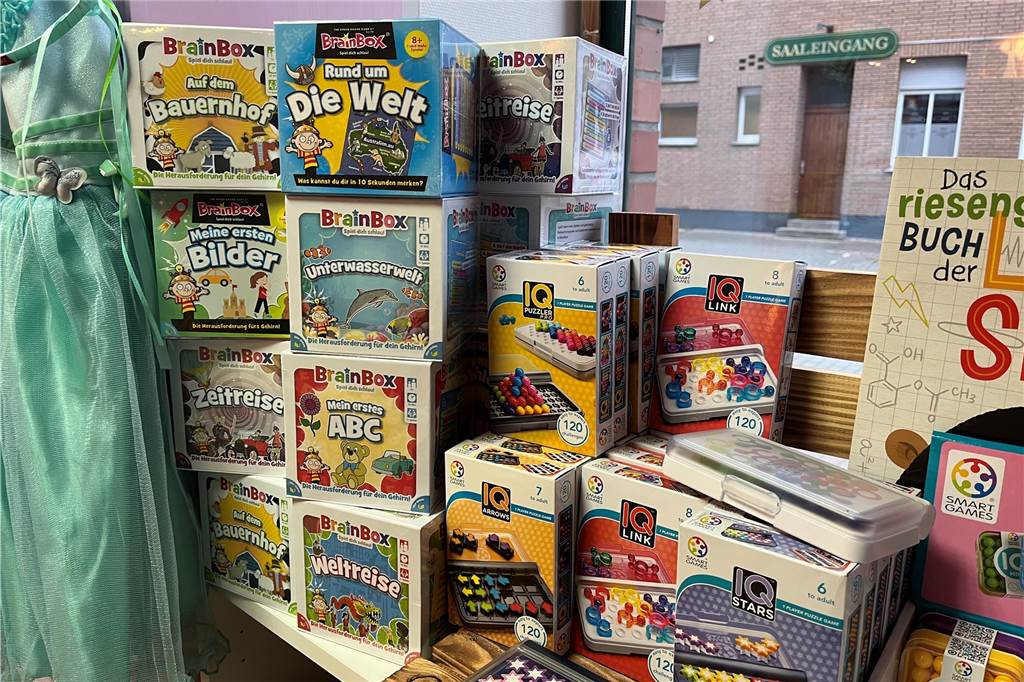 Spiele unterm Weihnachtsbaum: Geheimtipps, Klassiker und günstige Varianten Die "Brain Box" hat ganz unterschiedliche Themenschwerpunkte - je nach Alter und Interesse der Spieler.