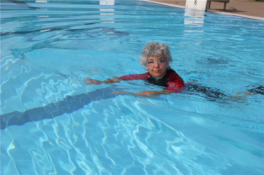 Zielmarke für die Freibadsaison in Brambauer lautet 20.000 Besucher Die Brambauer Rentnerin Sigrid Buch war am Samstagmorgen eine der ersten Gäste, die im Schwimmbecken des Freibades Brambauer die Badesaison 2019 eröffneten.