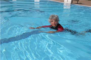 Die Brambauer Rentnerin Sigrid Buch war am Samstagmorgen eine der ersten Gäste, die im Schwimmbecken des Freibades Brambauer die Badesaison 2019 eröffneten.