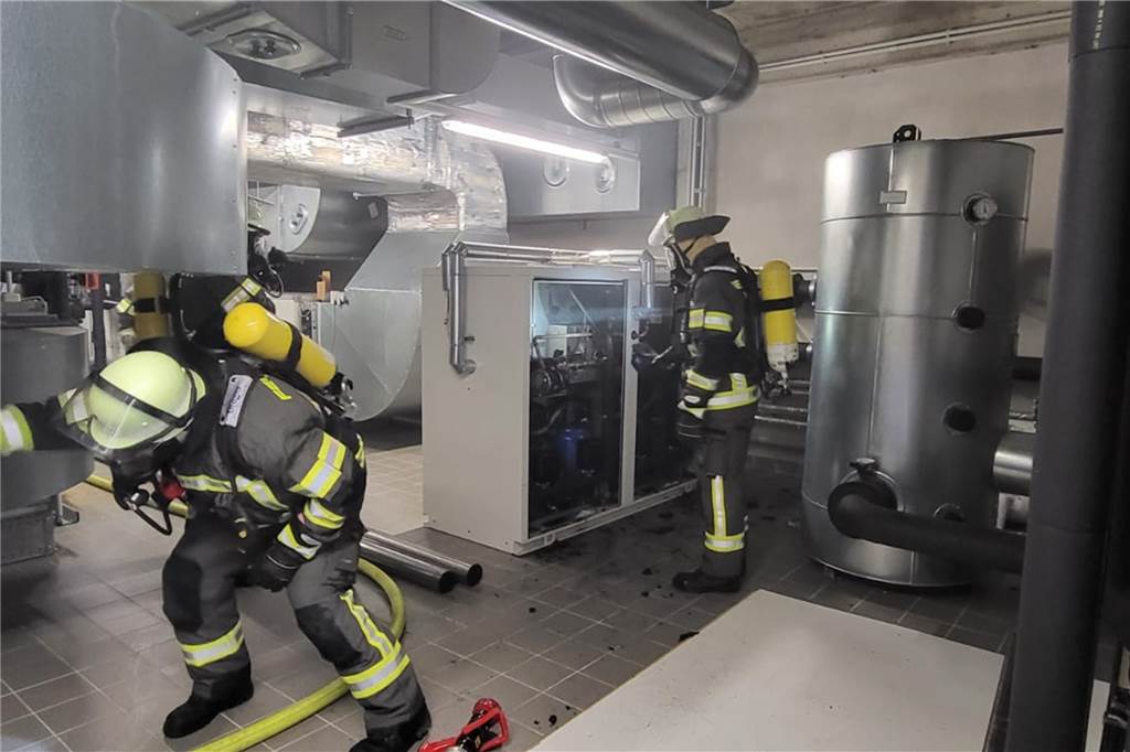 Feuerwehrleute in der Lüftungsanlage des Krankenhauses Werne.