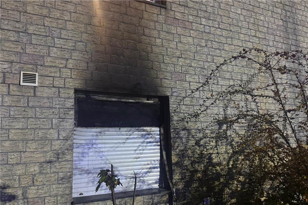 Feuer in Mehrfamilienhaus: Feuerwehr und Notärzte in Selm Im Einsatz Brandschäden am Haus