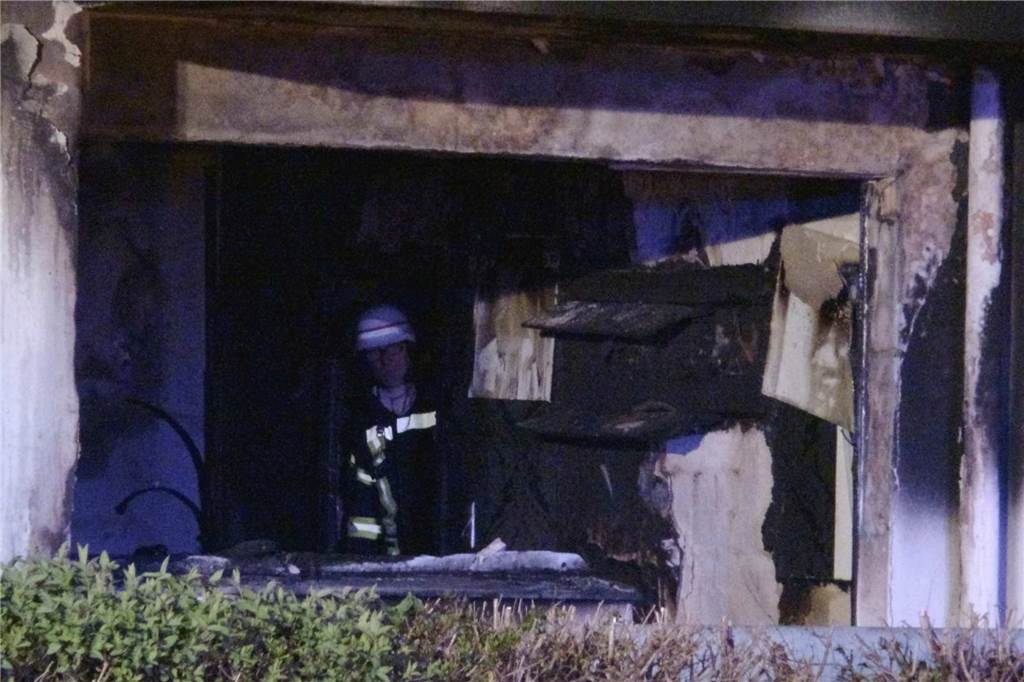Feuer im Mehrfamilienhaus: Katastrophe in der Osternacht in Kamen verhindert Die Brandwohnung selbst wurde durch das Feuer zerstört, die weiteren Wohnungen in dem Mehrfamilienhaus blieben dagegen bewohnbar.
