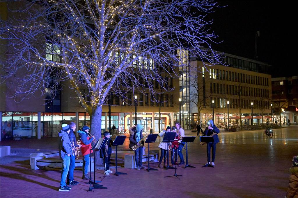 Erstes Türchen im Lüner Adventskalender geöffnet: „Hat noch nicht so ganz geklappt“ Die Brass-Connection der Geschwister-Scholl-Gesamtschule unter Leitung von Sandra Horn verbarg sich hinter dem ersten Adventskalendertürchen.