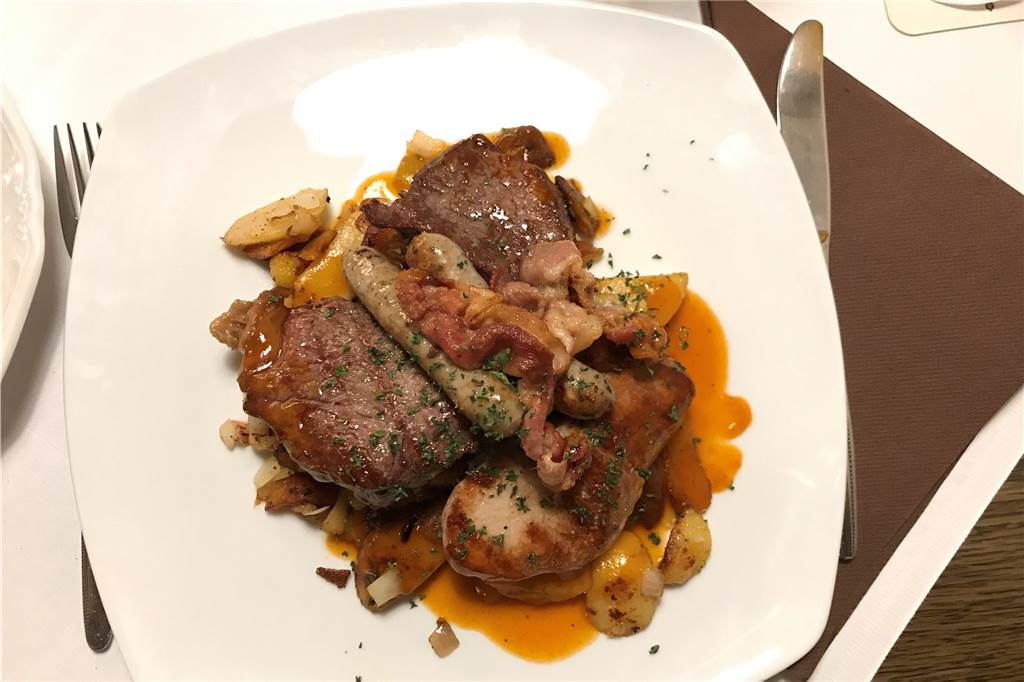 Am Jakobsbrunnen vor den Toren Selms treffen sich traditionelle Tresenkultur und Esskultur Die Bratkartoffeln verstecken sich unter den Steaks der Ratsherrenplatte.