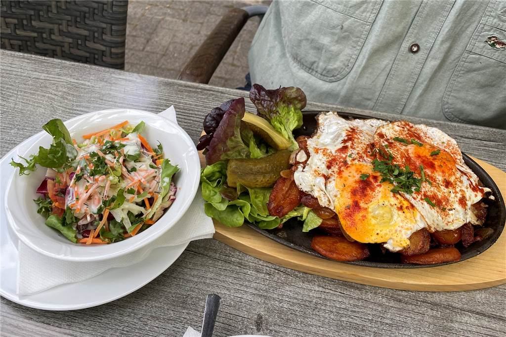 Leckeres Essen mitten in der Idylle: Bei Jugel´s ist jeder willkommen Die Bratkartoffelpfanne an Jugel's Düstermühle.