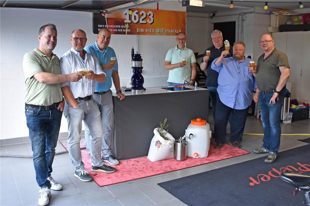 Geschichte trinken: Hobbybrauer forschen und brauen Bier fast wie 1623 Die Hobbybrauer prosten in die Kamera