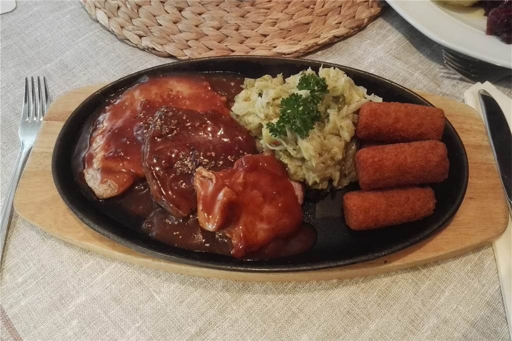Im Brauhaus Drei Linden kommen nicht nur Kirchgänger auf ihre Kosten Die Brauhaus-Pfanne mit Schweinrückensteak, Schweinefilet, Rindersteak, Kroketten und frischem Wirsinggemüse