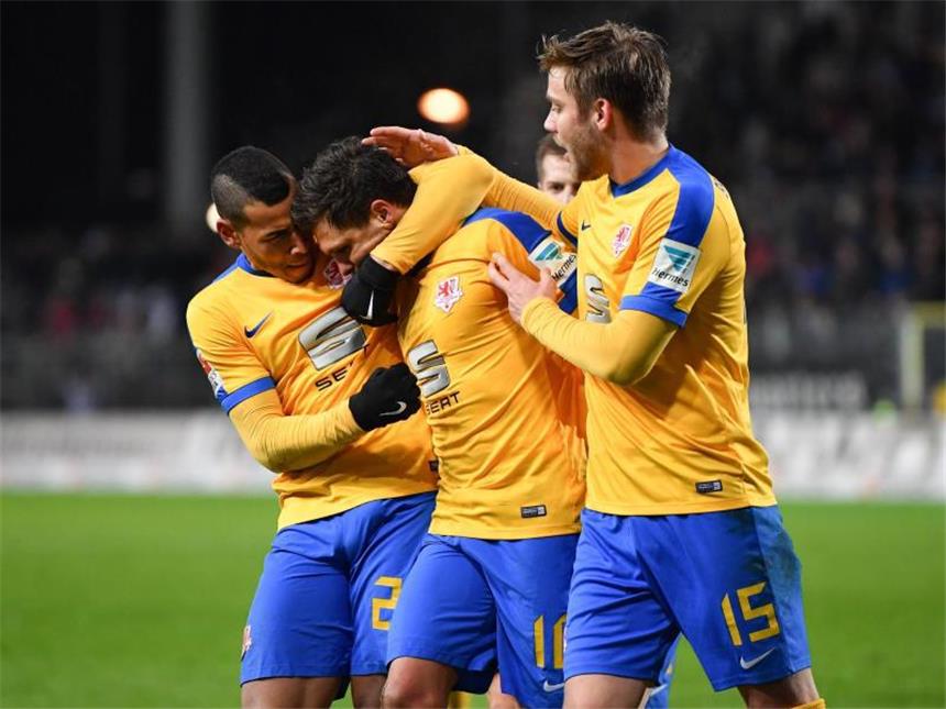 Braunschweig feiert ersten Rückrunden-Sieg Die Braunschweiger Spieler jubeln mit Torschütze Mirko Boland. Foto: Uwe Anspach