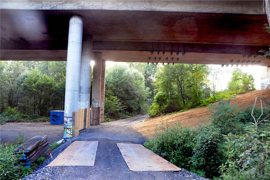 Großbaustelle der Bahn: Zwei Monate keine Züge nach Hagen und Iserlohn Die breite, geschotterte Baustraße führt vom Tierheim aus unter der Autobahnbrücke Rettelmühle hindurch zu der Baustelle für die Eisenbahnbrücke.