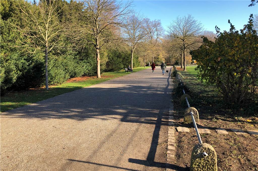 Immer mehr Menschen nutzen Friedhöfe als Naherholungsgebiete Die breiten Wege auf dem Hauptfriedhof laden zum Joggen, Radfahren und Spazierengehen ein