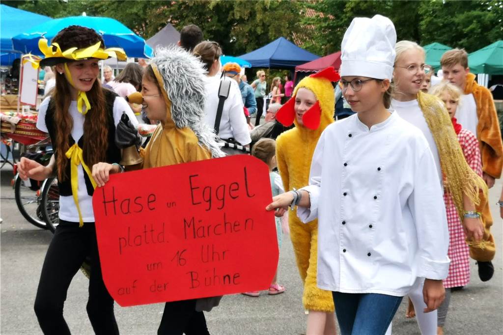 Traditionelles Sommerfest startet Die Brejpottspöllers präsentieren auch in diesem Jahr wieder eine kleine Theateraufführung in Erle.