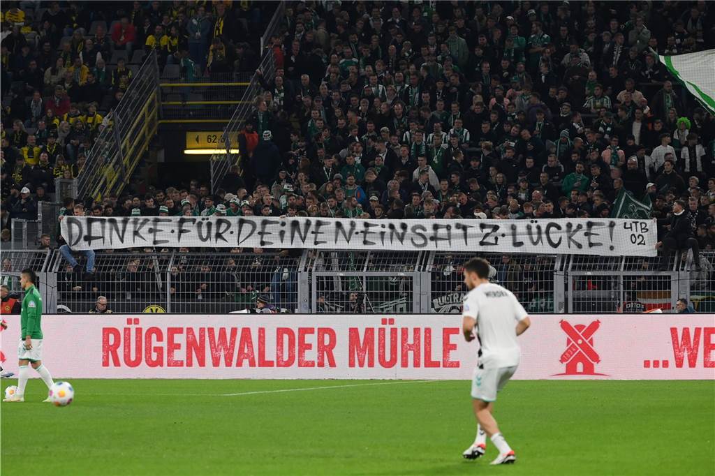 Füllkrug-Transfer von Werder Bremen zum BVB: Ablöse deutlich höher als bisher gedacht Bremen-Fans halten ein Banner hoch. Darauf steht: "Danke für deinen Einsatz, Lücke"
