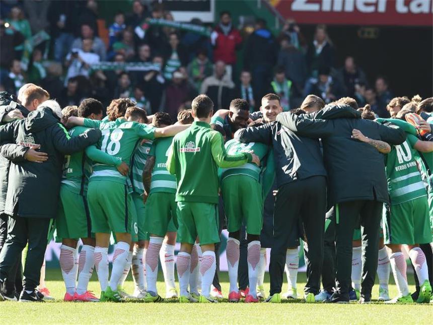 Werder Bremen steuert Richtung Europapokal Die Bremer feiern den 2:0-Sieg gegen Hertha BSC. Foto: Carmen Jaspersen