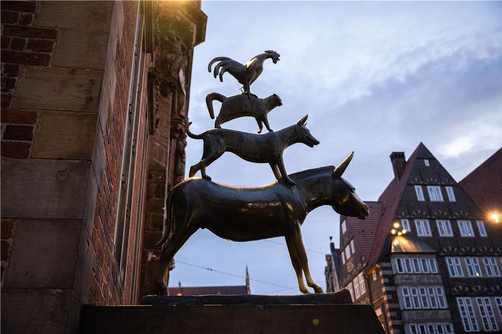 Von Haltern mit dem Zug ans Meer: Ausflugsziele mit dem Deutschlandticket Die Bremer Stadtmusikanten, Esel, Hund, Katze, Hand sind zu sehen.