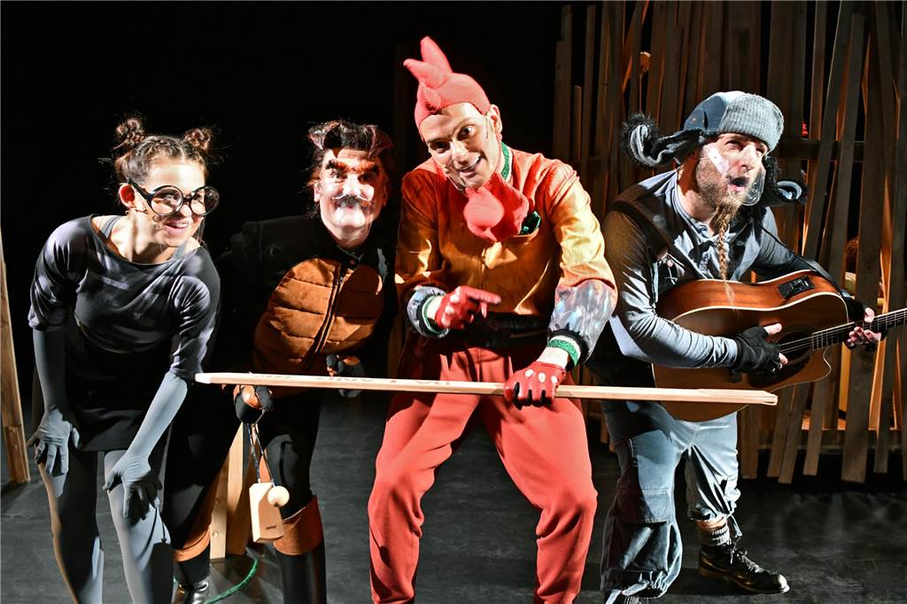 Märchen ganz modern: Diese Stücke für Kinder gibt es in den Theatern der Region Die Bremer Stadtmusikanten (v.l.): Katze (gespielt von Luisa Cichosch), Hund (Anne Noack), Hahn (Chris Carsten Rohmann) und Esel (Mark Plewe).
