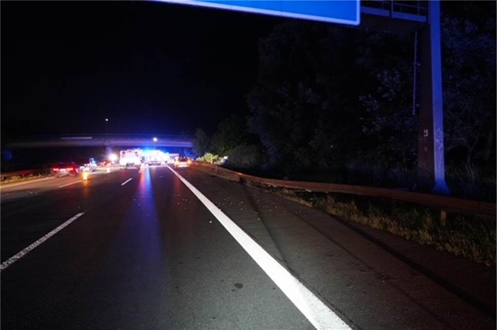 Auto durchbricht Leitplanke und überschlägt sich: Zwei Schwerverletzte Die Bremsstreifen des Autos waren auf der Fahrbahn deutlich zu sehen.
