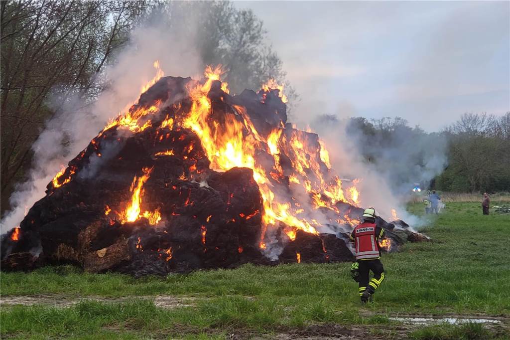 Die brennenden Strohballen sorgten für reichlich Rauch in Lanstrop.