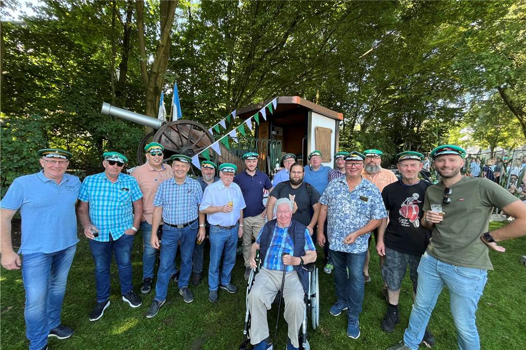 Königsschießen beim Schützenfest Kirchhellen: Wir zeigen die besten Bilder Die Brezelkanoniere begrüßten den neuen König mit lautem Geböller.