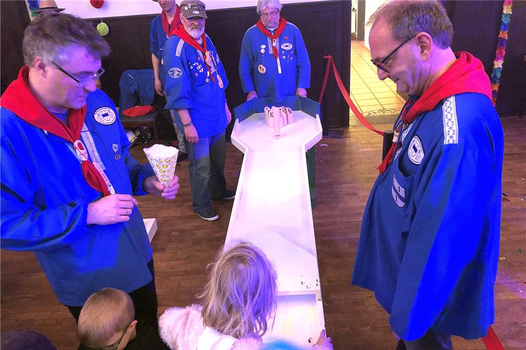 Organisatoren denken über Neuerung beim Kinderkarneval nach Die Brezelspaßpatronen hatten eine kleine Kegelbahn aufgebaut.
