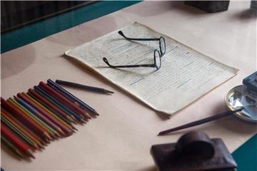 Die Brille und Schreibutensilien des russischen Schriftstellers Maxim Gorki in dessen Arbeitszimmer. Foto: Emile Alain Ducke