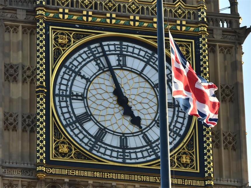 IS bekennt sich zu Londoner Anschlag Die britische Fahne weht vor dem Parlament in London auf halbmast. Foto: Dominic Lipinski/PA Wire
