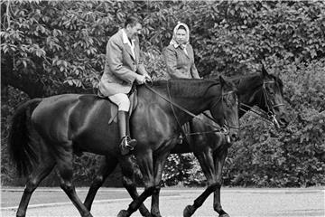 Die britische Königin Elizabeth II. macht einen Ausritt mit Ronald Reagan, ehemaliger Präsident der USA, auf dem Schlossgelände von Windsor im Jahr 1982. Foto: Bob Daugherty/AP