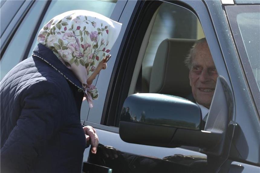 Prinz Philip zeigt sich in Windsor Die britische Königin Elizabeth II. und ihr Ehemann Prinz Philip, Herzog von Edinburg, zeigten sich auf einer Pferdeschau. Foto: Steve Parsons