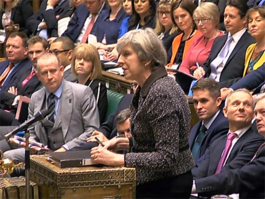 Parlament debattiert über Trump-Besuch in Großbritannien Die britische Premierministerin Theresa May beantwortet im Unterhaus in London die Fragen des Parlaments. Foto: PA