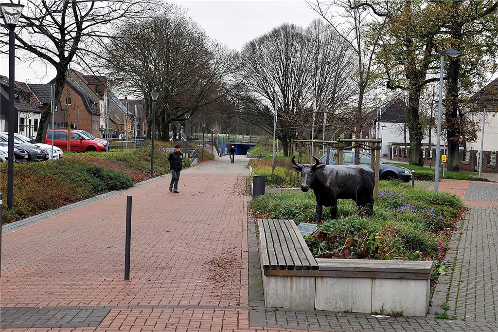 Geschenk zum Stadtjubiläum: Halterns erste Kuh, die keine Milch gibt Die Bronzeskulptur einer Kuh steht seit 1989 in einem Beet an der Hullerner Straße.