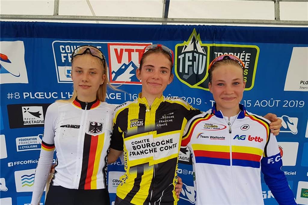 Wolkenbruch, Beinahe-Sturz und Zuschauer-Hilfe – Jette Aelken trotzt allen Widerständen Die Bronzemedaille ist für Jette Aelken (l.) ihr bislang größter Erfolg.
