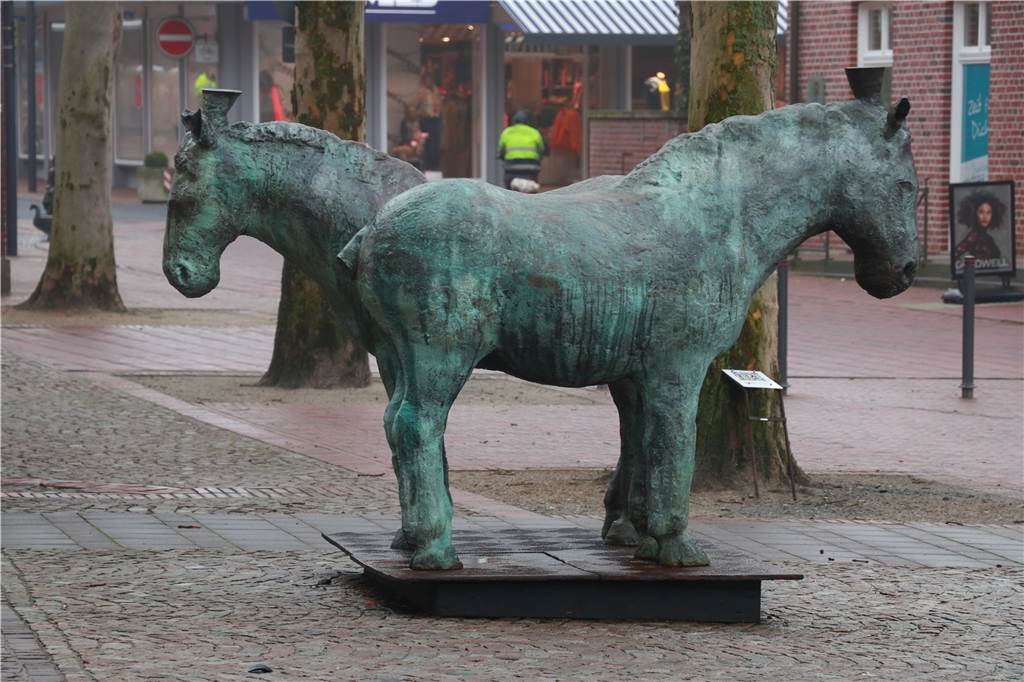 Kunstankauf: Bronzepferde sollen für „hohen fünfstelligen Betrag“ in Stadtlohn bleiben Die Bronzepferde des Künstlers Johannes Brus stehen seit Mai 2019 auf dem Markt in Stadtlohn.