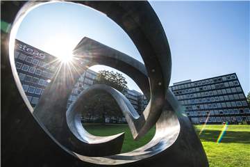 Die Bronzeskulptur «Dynamik» von Ladis Schwartz vor dem Verwaltungsgebäude des Energiekonzerns Steag in Essen (Nordrhein-Westfalen)