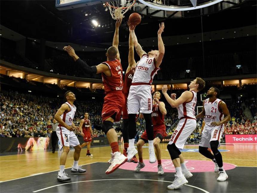 Fünfter Pokal-Triumph für Bambergs Basketballer Die Brose Bamberg sind zum fünften Mal Pokalsieger. Foto: Rainer Jensen